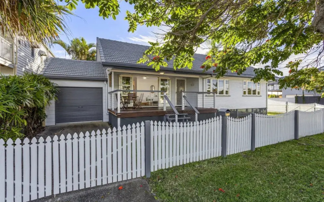 Beachside 3-bed Family Home With Parking & Veranda