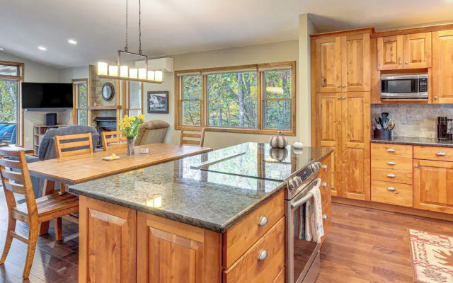 Woodland Gem w/ Pool Access: Linville Land Harbor