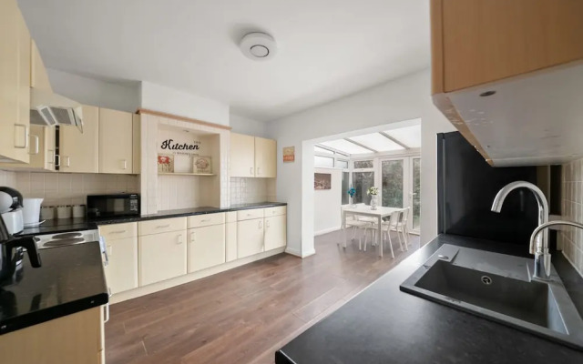 House Sleeps 10 With Enclosed Garden