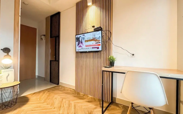 Wooden Nest 2Br Without Living Room At Evenciio Margonda Apartment