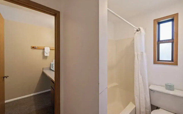 Birch Glen Hotel