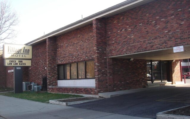 Отель German Village Inn Motel вид на фасад