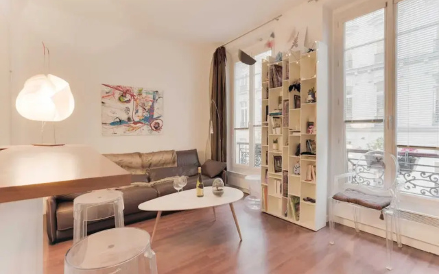 Artsy Flat for 2 Near Opera