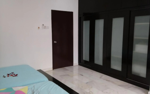 Big Family Friends Guesthouse 16pax, Legoland Bukit Indah