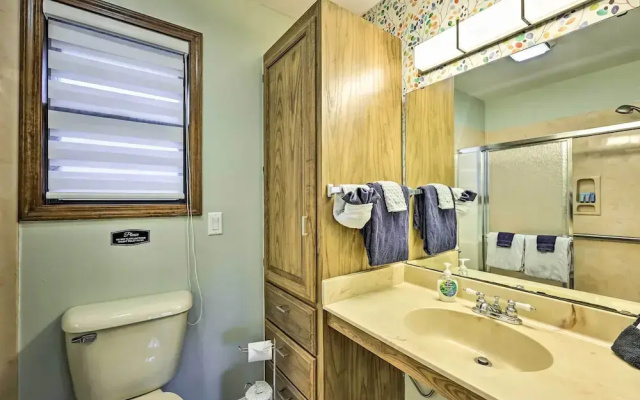 Holiday Island Home: Mountain View + Hot Tub!