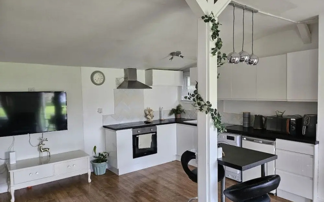 Dunmow 1-bed Cabin, Sleeps 4, 10 Mins to Stansted