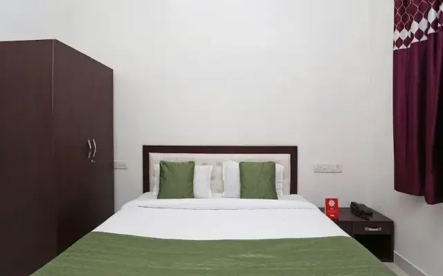 OYO 14971 C D Guest House
