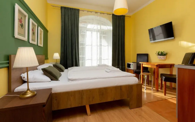 Trzy Korony Piastów by Renters