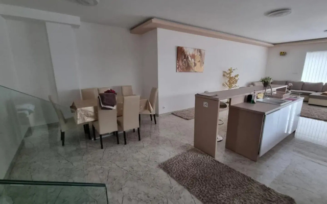 Sarkcsillag Ház- Star Family House