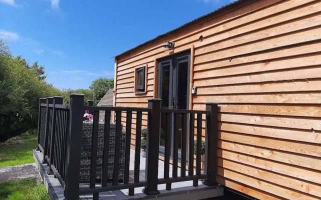 Min yr Afon - Cabin - Sleeps 2 - Hot Tub - Parking