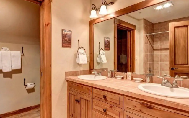 Luxury 1 Bedroom Mountain Vacation Rental in Breckenridge With Access to a Hot Tub and Heated Garage Parking