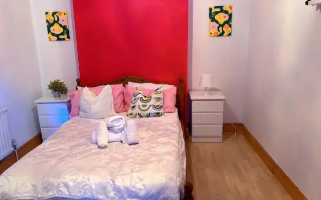 Spacious House- Parking, Garden & Central Location