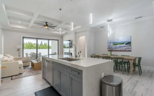 Sparkling new Vanderbilt Beach Luxury Escape