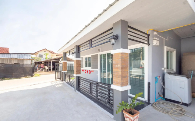 OYO 75383 Danthip Place