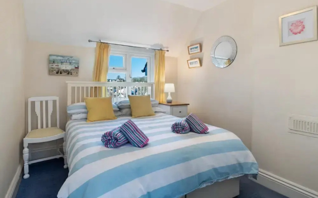 Four Oaks - Sea Views, Parking, Enclosed Garden, Dog Friendly