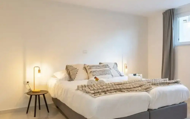 Stylish Duplex Apartment in a Renovated Town House