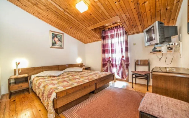 App and Rooms Ana Pomer