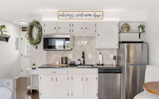 Taneycomo Topia Quaint Studio