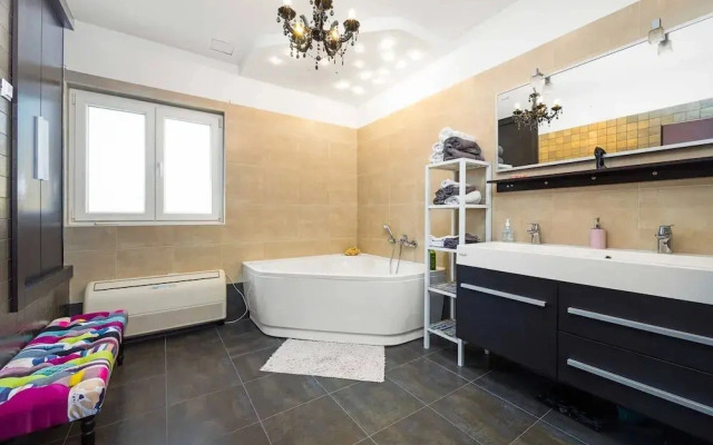 Spacious Apartment in Brodarica With Garden