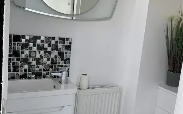 House - Sleeps 5, Parking & Private Garden