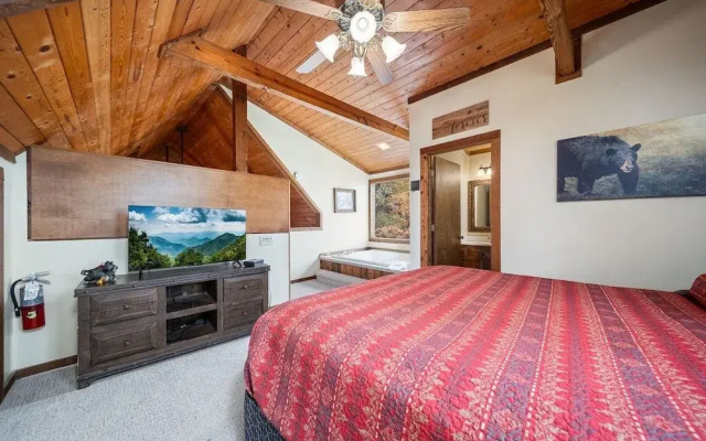 Cherokee Winds 2 Bedroom Cabin by RedAwning