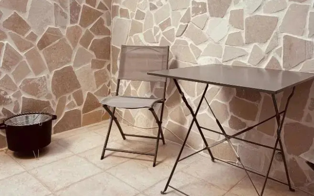 Lovely 2 bedroom rental unit,patio and close beach