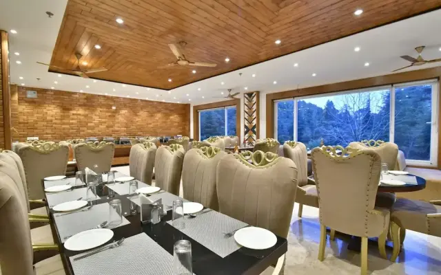 Ark Holiday Inn By DLS Hotels