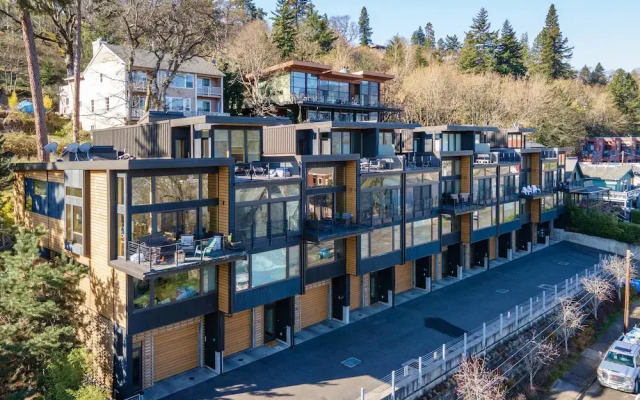 ALOFT Airy Design Townhouse with Columbia River View by RedAwning