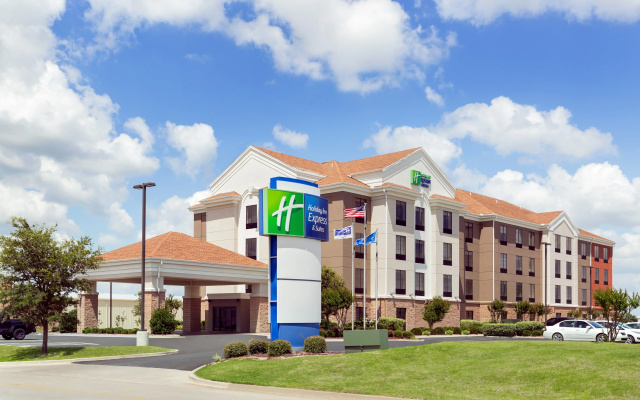 Holiday Inn Exp Stes Shawnee