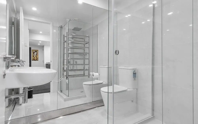 QV Upscale Modern Apt with Parking -965
