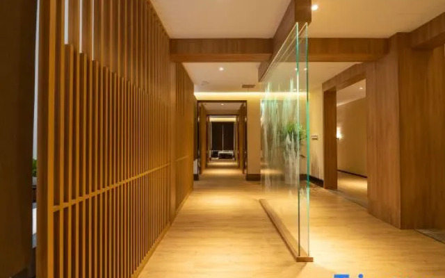 Mayflower Hot Spring Hotel (Xinmi Qingping Square)