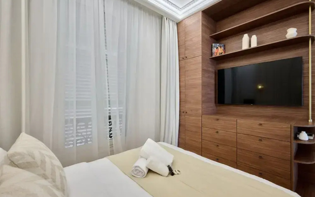 Luxurious Matignon/saint Honore Apartment