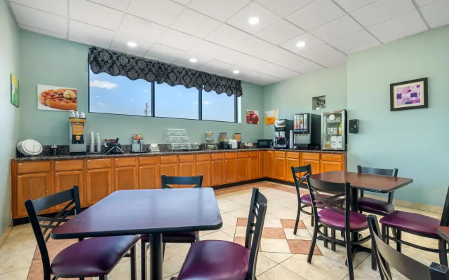 Super 8 Chesapeake Greenbrier