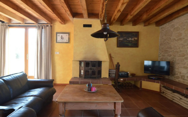 Cosy Holiday Home in Oussoy-en-Gatinais with Library