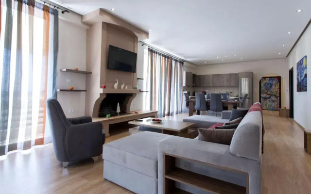 Luxurious 3-bdrm Seaside Retreat in Glyfada Fully Renovated