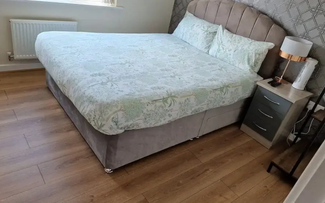 2-bed House With Canal View, Garden & Petsok
