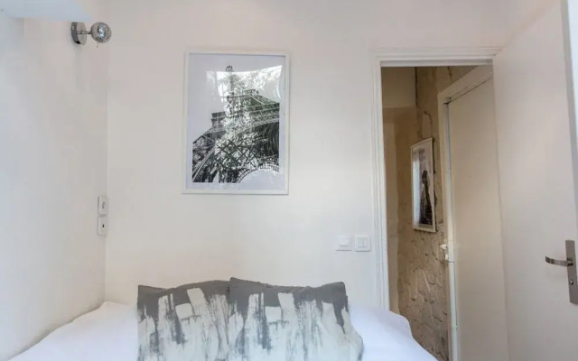 Montmartre Apartments Leo Ferre