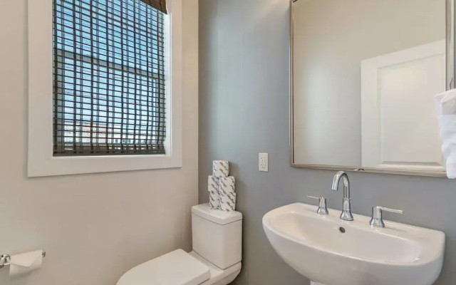 Spacious Townhouse with Balcony