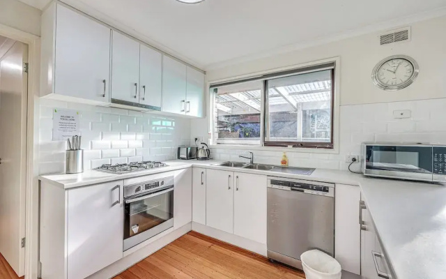 StayAU Newly Modern Comforts 3BRM Home Cranbourne