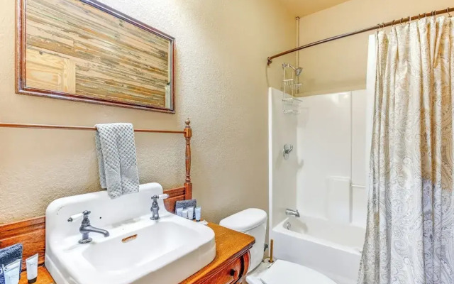 Bryson City Cabin: Hot Tub + Mtn View!