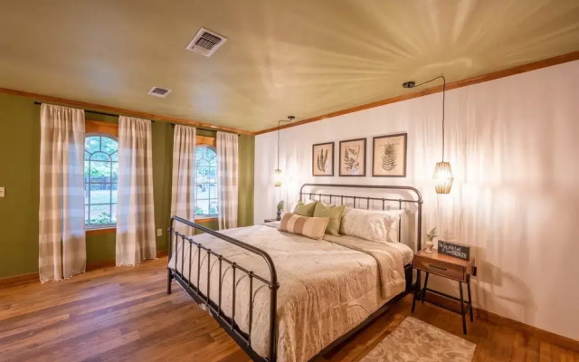 Rose Lane Cottage Studio With Game Room and Private Hot Tub by Redawning