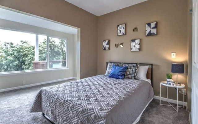 Renovated 2BR Lake View Condo