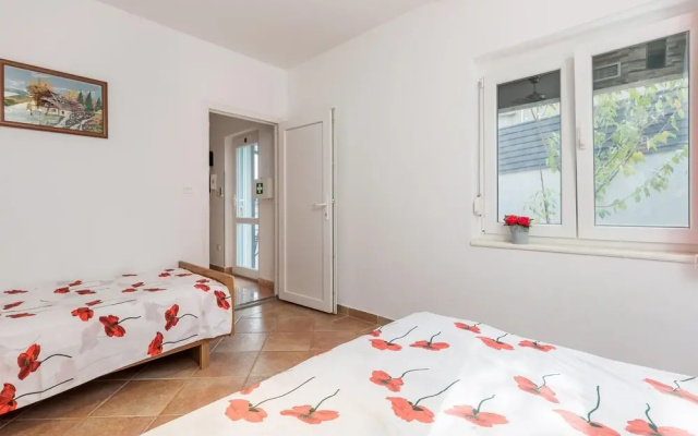 Beautiful Home in Vrh With Wifi and 1 Bedrooms