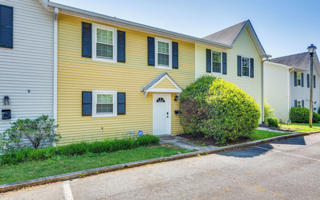 Welcoming Townhome: 1/2 Mi to Downtown Smyrna