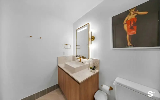 Luxe 1-BR with Stunning Downtown Views