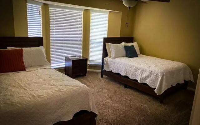 4Bdrm 3.5Bath 8Beds - Pool House