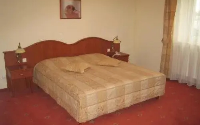 Henlex Hotel