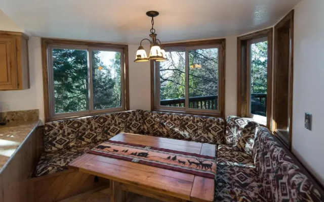 Four Seasons - 3br/4ba Holiday Home
