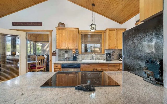 Grey Moose Lodge w/ Amenities Access!