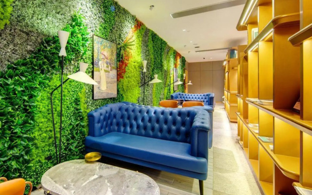 Lanou Hotel (Nanchang tengwangge bayigan subway station store)